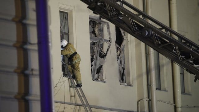 Ein Feuerwehrmann steigt durch ein Fenster in ein Gebäude der St. Ein Feuerwehrmann steigt durch ein Fenster in ein Gebäude der St.