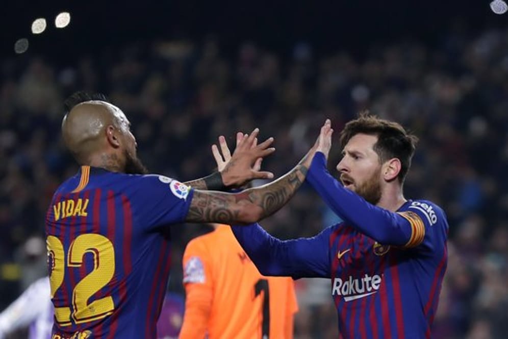 Lionel Messi (r) klatscht mit seinem Teamkollegen, Arturo Vidal, ab nachdem er das Tor des Tages erzielt hat.