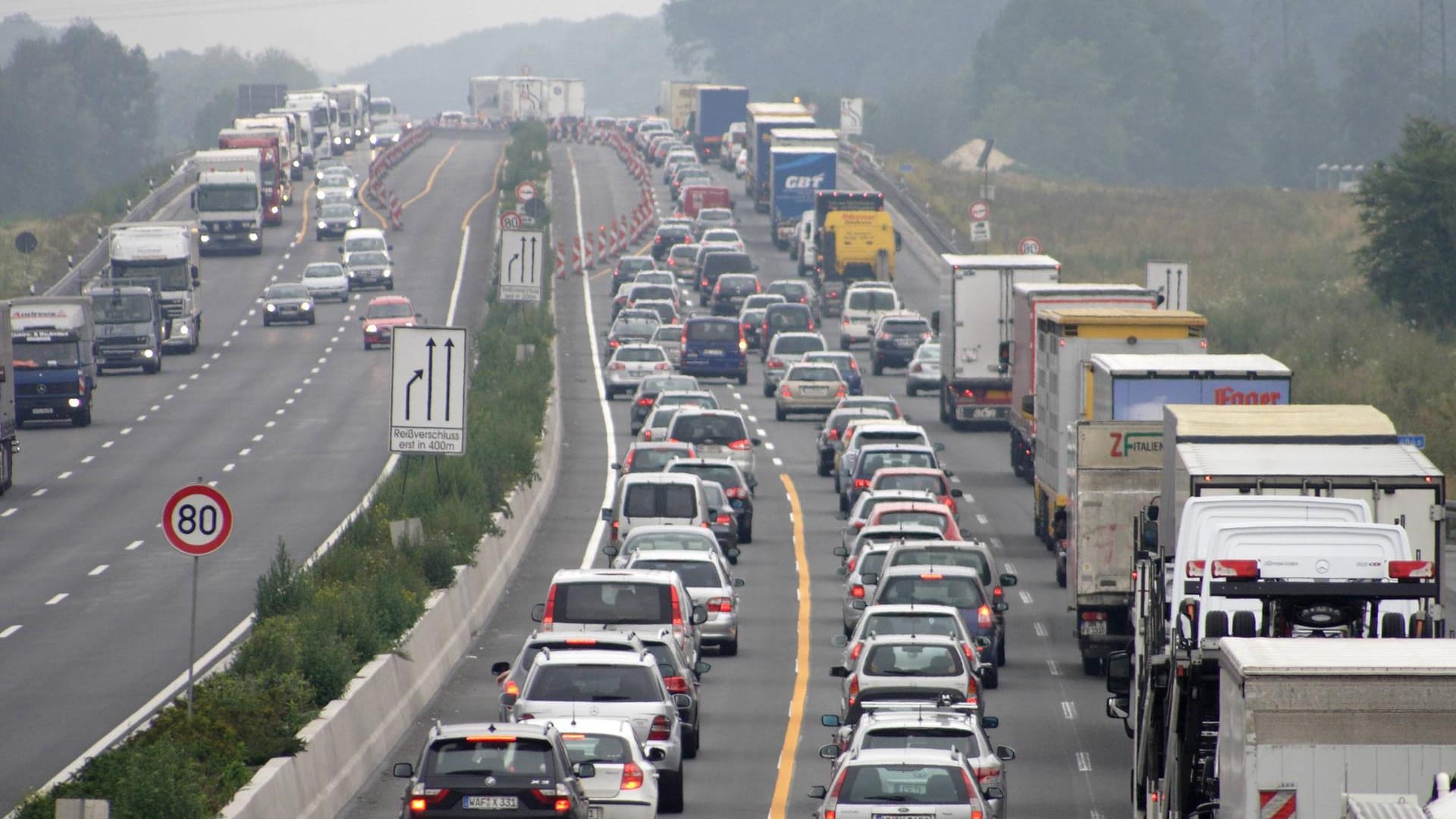 Sperrung: Auf der A2 in Sachsen-Anhalt Richtung Hannover müssen sich Autofahrer auf Behinderungen im Verkehr einstellen. (Symbolbild) Sperrung: Auf der A2 in Sachsen-Anhalt Richtung Hannover müssen sich Autofahrer auf Behinderungen im Verkehr einstellen. (Symbolbild)