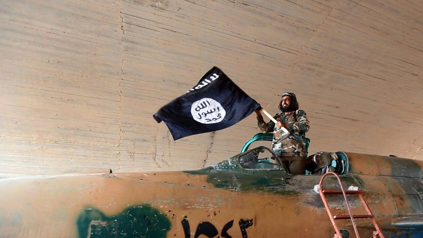 Kämpfer des "Islamischen Staat": Gefangen genommene Angehörige der Terrorgruppe sollen laut US-Präsident Donald Trump von Europa aufgenommen werden. (Archivbild)