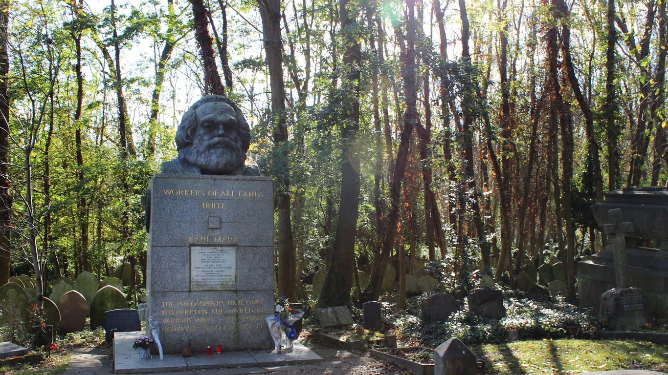 Friedhof Highgate in London: Unbekannte haben erneut das Grab des Philosophen und Ökonomen Karl Marx beschädigt.