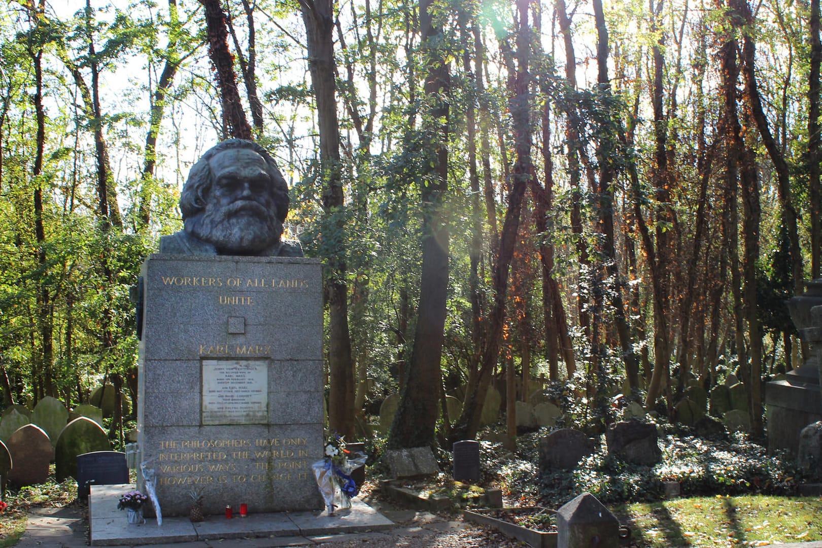 Friedhof Highgate in London: Unbekannte haben erneut das Grab des Philosophen und Ökonomen Karl Marx beschädigt.
