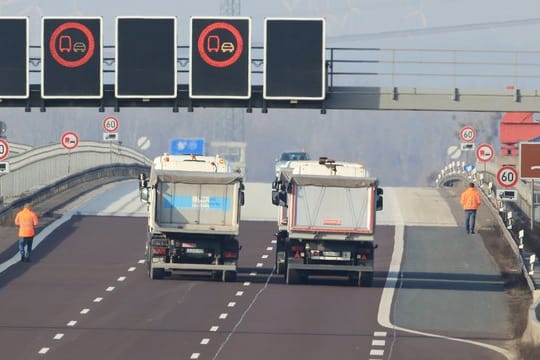 Vier LKW fahren über die Elbbrücke der Autobahn 2 bei Lostau.