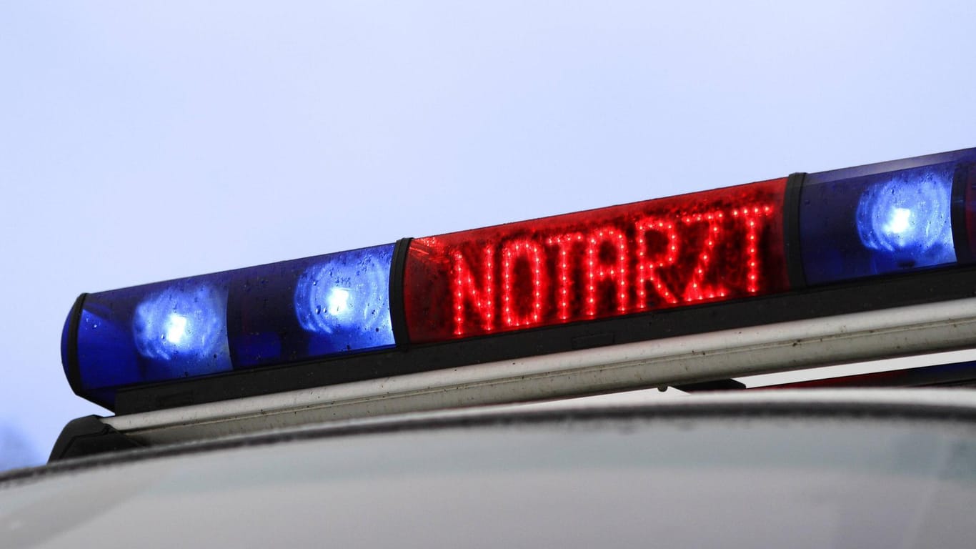 Blaulicht auf einem Krankenwagen (Symbolbild): Eine fünfköpfige Familie ist bei einem schweren Autounfall nahe Oberkirch in Baden-Württemberg verletzt worden.