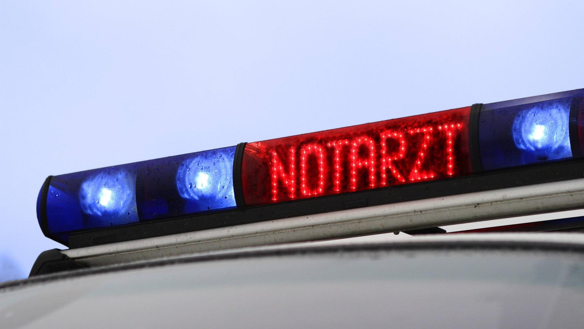 Blaulicht auf einem Krankenwagen (Symbolbild): Eine fünfköpfige Familie ist bei einem schweren Autounfall nahe Oberkirch in Baden-Württemberg verletzt worden. Blaulicht auf einem Krankenwagen (Symbolbild): Eine fünfköpfige Familie ist bei einem schweren Autounfall nahe Oberkirch in Baden-Württemberg verletzt worden.