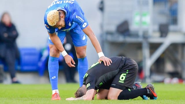Am Boden: Hoffenheims Joelinton Cassio Apolinario de Lira (l) kümmert sich um 96-Profi Marvin Bakalorz. Am Boden: Hoffenheims Joelinton Cassio Apolinario de Lira (l) kümmert sich um 96-Profi Marvin Bakalorz.