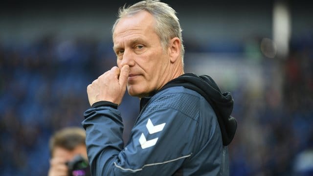 Haderte auf Schalke mit den Schiedsrichter-Entscheidungen: Freiburg-Coach Christian Streich. Haderte auf Schalke mit den Schiedsrichter-Entscheidungen: Freiburg-Coach Christian Streich.