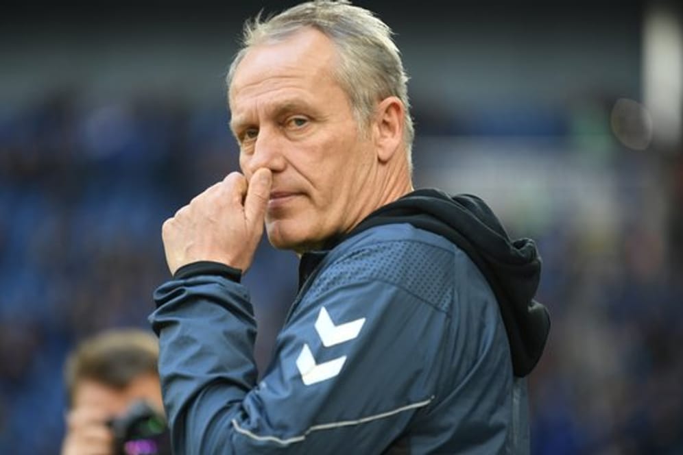 Haderte auf Schalke mit den Schiedsrichter-Entscheidungen: Freiburg-Coach Christian Streich.