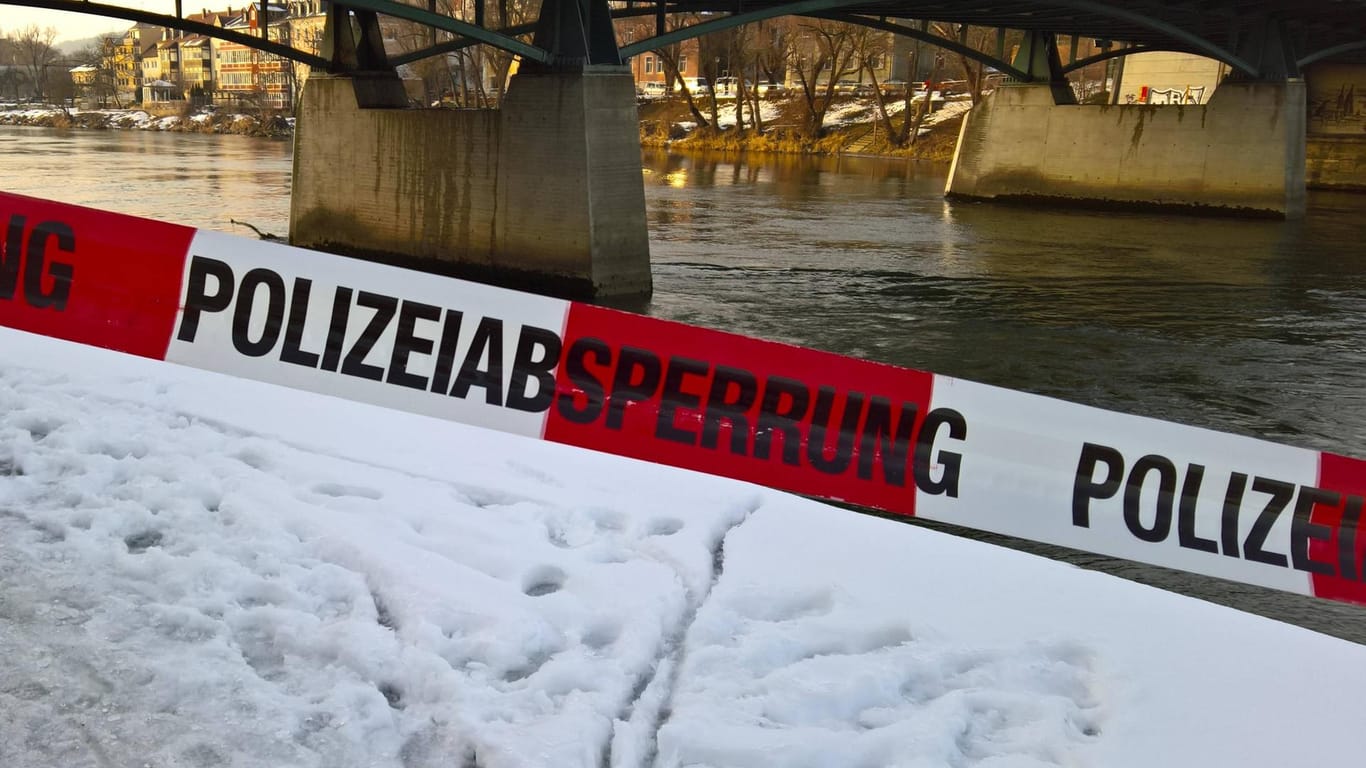 Polizeiabsperrung an der Donau (Symbolbild): Ein Spaziergänger hat am Donauufer in Passau die Leiche einer vermissten Frau entdeckt.