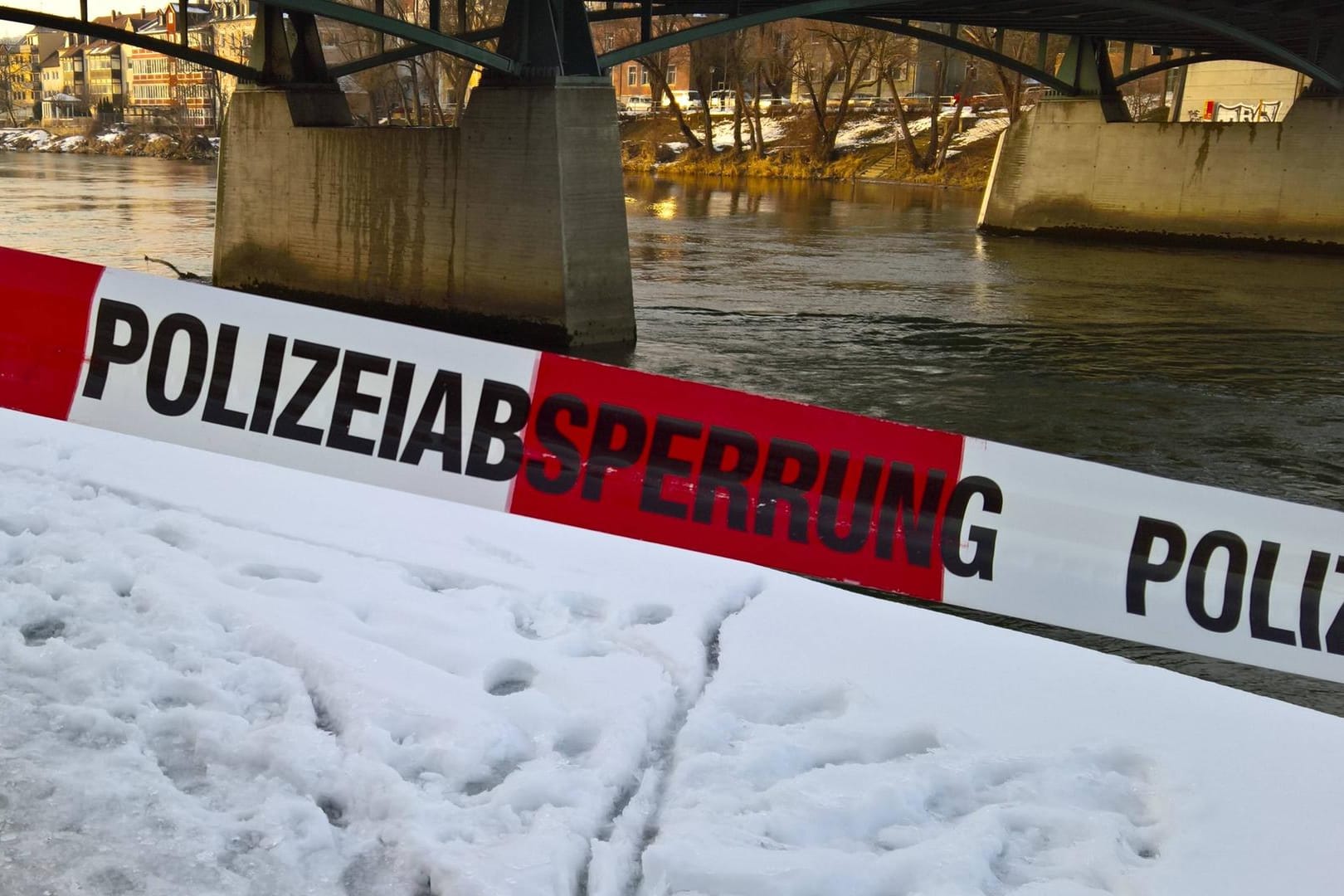 Polizeiabsperrung an der Donau (Symbolbild): Ein Spaziergänger hat am Donauufer in Passau die Leiche einer vermissten Frau entdeckt.