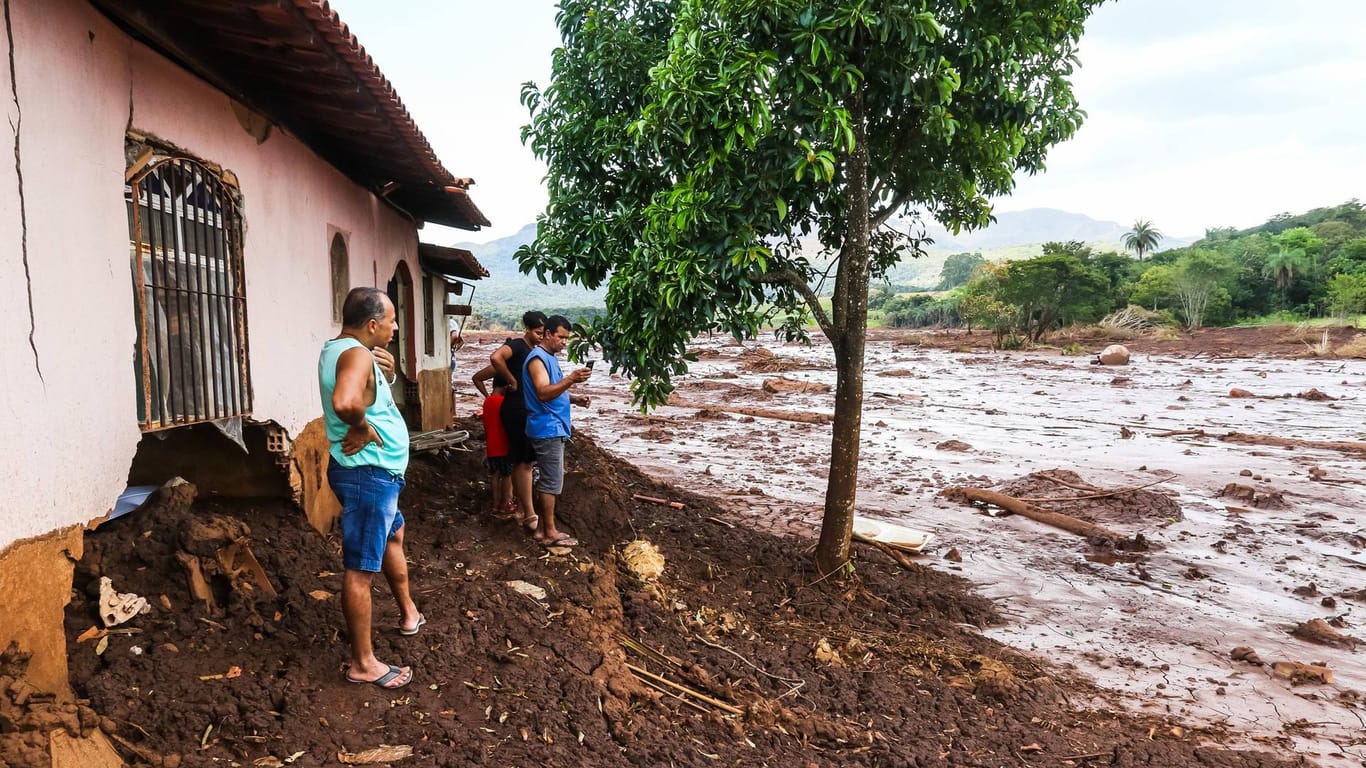 Vom Schlamm zerstörtes Haus: Nach dem Bruch eines Staudamms in Brasilien hat der Bergbaukonzern Vale die Umgebung eines weiteren Staudamms aus Sicherheitsgründen evakuiert.