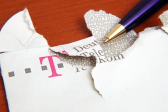 Aufgerissener Brief von der Telekom: Das Unternehmen warnt seine Kunden per Post, wenn mit dem E-Mail-Konto etwas nicht stimmt.