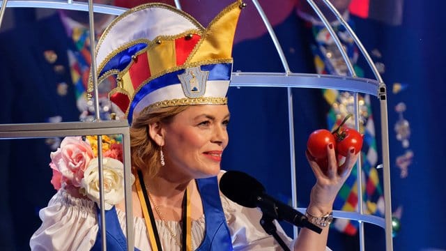 Julia Klöckner im "Narrenkäfig".