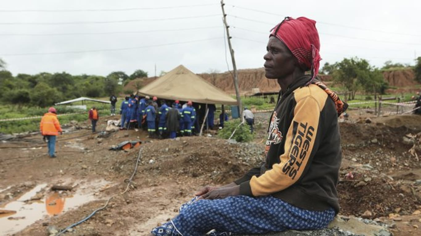 Ein Frau wartet auf eine Nachricht von ihren Sohn, der mit Dutzenden Goldsuchern in einer Mine gefangen ist.