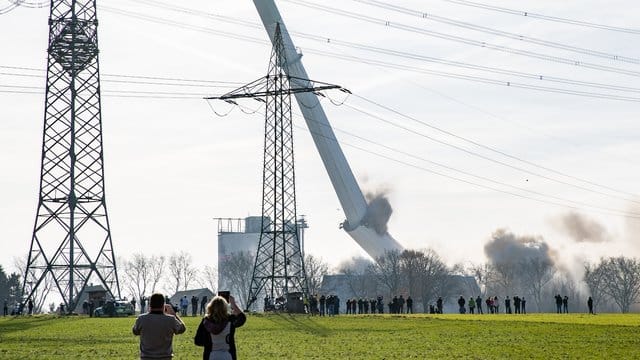 Der Schornstein des ehemaligen Kraftwerks Knepper wird gesprengt.
