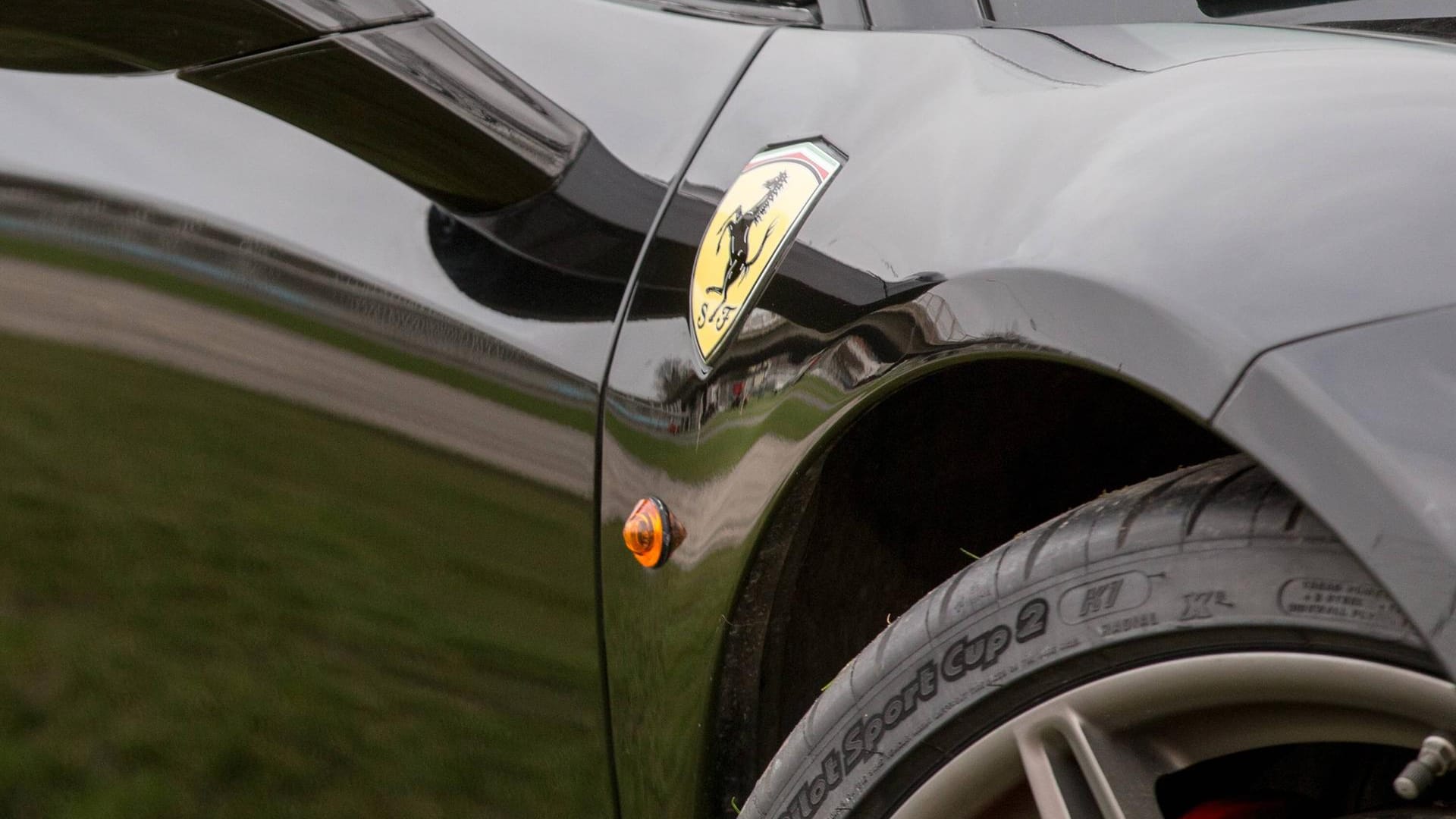 Ferrari: Ein Sportwagenfahrer in Oberfranken wurde von der Polizei festgenommen. (Symbolbild) Ferrari: Ein Sportwagenfahrer in Oberfranken wurde von der Polizei festgenommen. (Symbolbild)