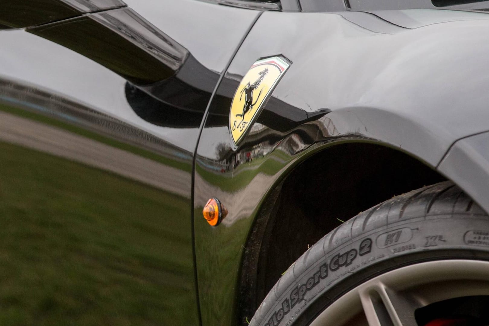 Ferrari: Ein Sportwagenfahrer in Oberfranken wurde von der Polizei festgenommen. (Symbolbild)