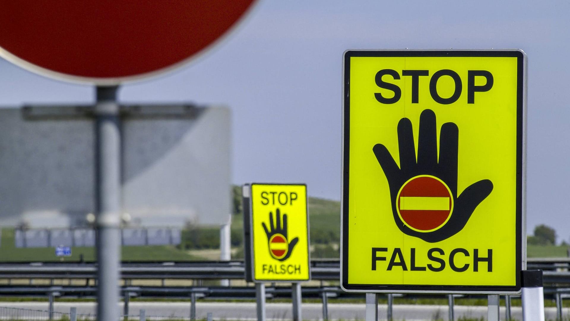 Verkehrsschild "Falsche Fahrtrichtung": Ein 79-Jähriger fuhr 60 Kilometer auf der falschen Fahrbahn. (Symbolbild) Verkehrsschild "Falsche Fahrtrichtung": Ein 79-Jähriger fuhr 60 Kilometer auf der falschen Fahrbahn. (Symbolbild)