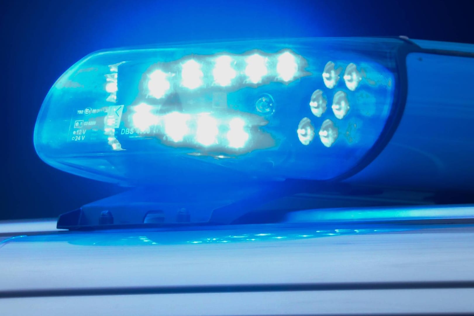 Polizei Blaulicht: In Saarlouis bekämpfen sich offenbar zwei Jugendgruppen. (Symbolbild)