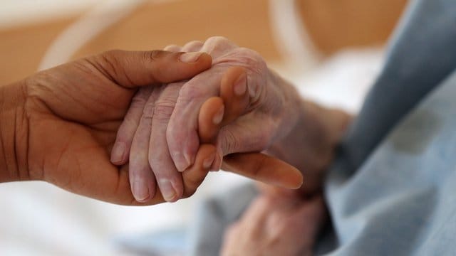 Ein Mangel an Fachkräften herrscht unter anderem bei Informatikern, Ingenieuren für Elektrotechnik und Metallbau, in den Bereichen Gesundheit und Pflege sowie in einigen Handwerksberufen. Ein Mangel an Fachkräften herrscht unter anderem bei Informatikern, Ingenieuren für Elektrotechnik und Metallbau, in den Bereichen Gesundheit und Pflege sowie in einigen Handwerksberufen.