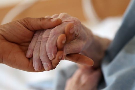 Ein Mangel an Fachkräften herrscht unter anderem bei Informatikern, Ingenieuren für Elektrotechnik und Metallbau, in den Bereichen Gesundheit und Pflege sowie in einigen Handwerksberufen.