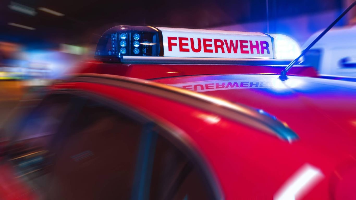 Feuerwehr im Einsatz: In Bayern ist ein Brandstifter auf freiem Fuß. (Symbolbild)