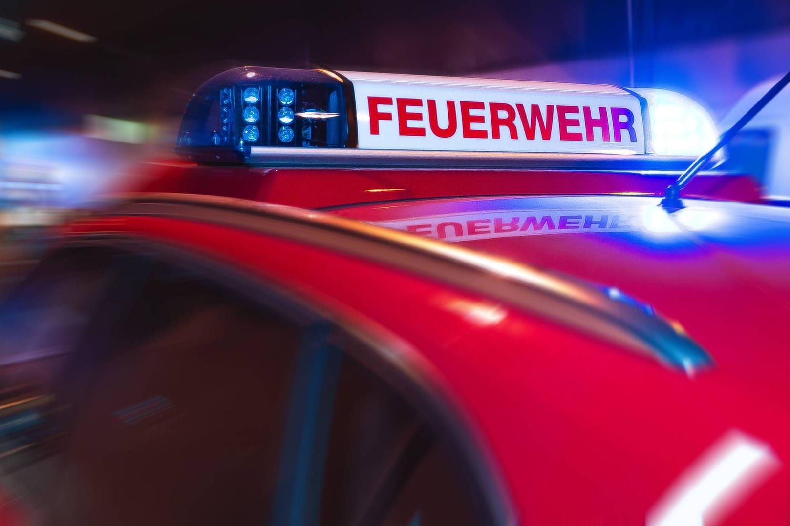 Feuerwehr im Einsatz: In Bayern ist ein Brandstifter auf freiem Fuß. (Symbolbild)