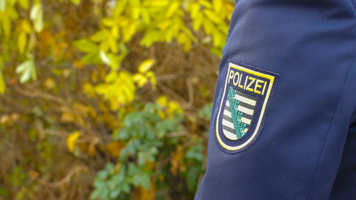 Polizei Sachsen: Vor einem Denkmal ist ein Hakenkreuz gelegt worden. (Symbolbild)