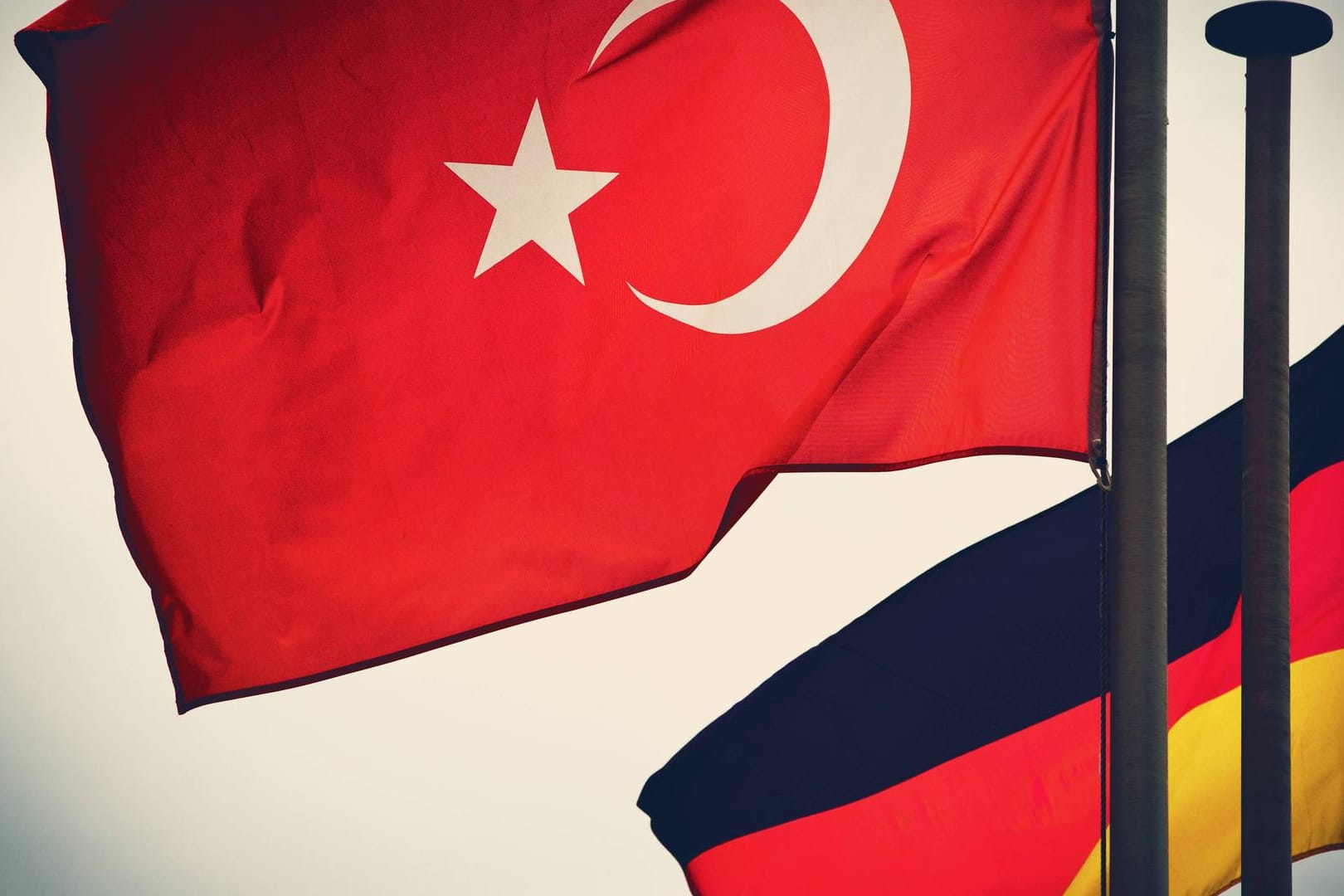 Die Flaggen der Türkei und Deutschlands: Immer wieder werden Deutsche in dem Land am Bosporus inhaftiert. Adnan Sütcü darf nach sieben Wochen zurück nachhause. (Symbolfoto)