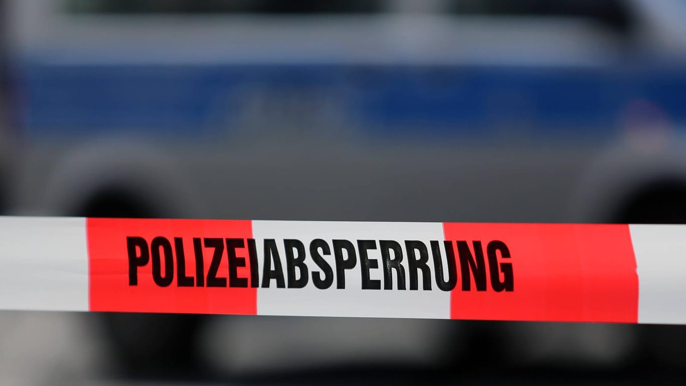 Polizeiabsperrung: In Düsseldorf wurde ein Mann tot am Seeufer aufgefunden. (Symbolbild)