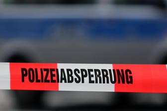 Polizeiabsperrung: In Düsseldorf wurde ein Mann tot am Seeufer aufgefunden. (Symbolbild)