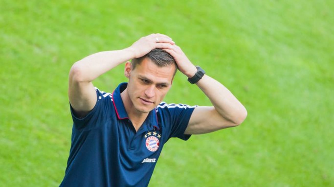 Der scheidende Trainer der FC Bayern Frauen Thomas Wörle gewinnt mit seinem Team.