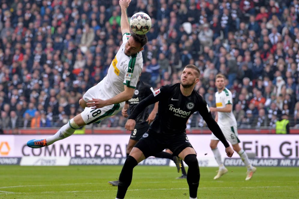 Gladbach erzielte in der zweiten Hälfte den Ausgleich in Frankfurt. Hier im Duell: Borussia-Profi Josip Drmic (l.) gegen den Frankfurter Ante Rebic.