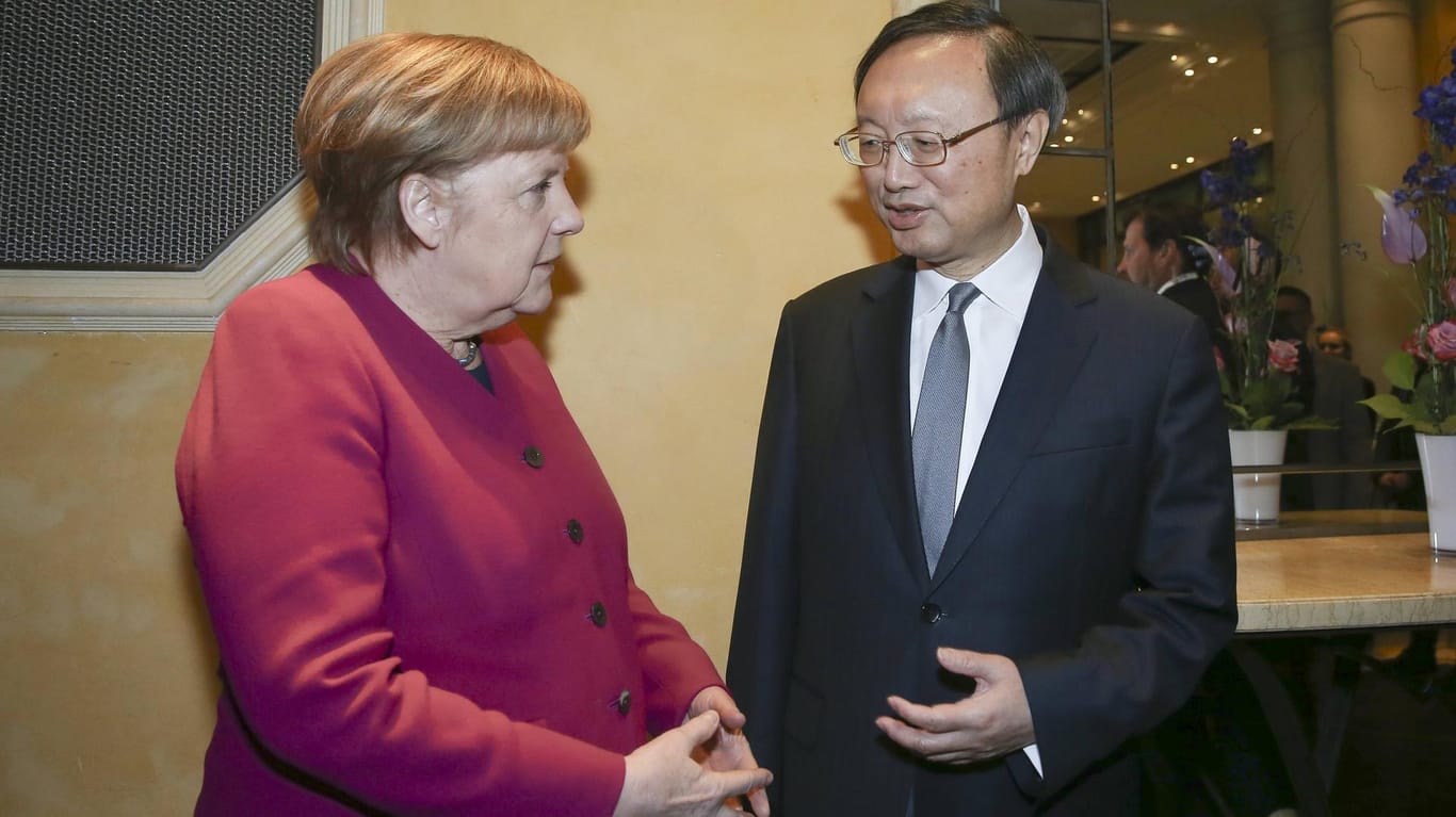 Angela Merkel mit Yang Jiechi bei der Münchener Sicherheitskonferenz: Europa muss im Streit zwischen China und den USA eine Position finden.