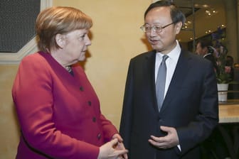 Angela Merkel mit Yang Jiechi bei der Münchener Sicherheitskonferenz: Europa muss im Streit zwischen China und den USA eine Position finden.