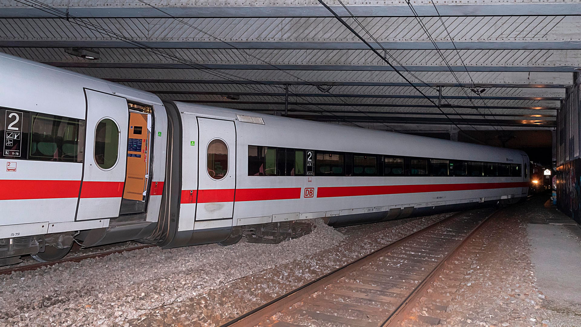 Der entgleiste ICE 373 steht kurz vor dem Bahnhof SBB: Verletzt wurde nach bisherigen Erkenntnissen niemand. Der entgleiste ICE 373 steht kurz vor dem Bahnhof SBB: Verletzt wurde nach bisherigen Erkenntnissen niemand.