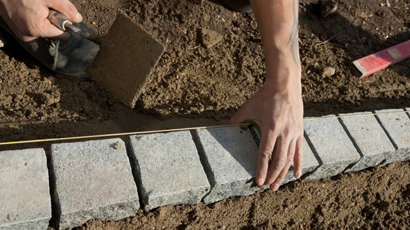 Beton, der als Rückenstütze für Randsteine dient, braucht eine steifere, erdfeuchte Konsistenz.