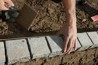 Beton, der als Rückenstütze für Randsteine dient, braucht eine steifere, erdfeuchte Konsistenz.