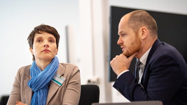Frauke Petry und ihr Anwalt Carsten Brunzel sitzen vor Beginn der Verhandlung im Gerichtssaal. Frauke Petry und ihr Anwalt Carsten Brunzel sitzen vor Beginn der Verhandlung im Gerichtssaal.
