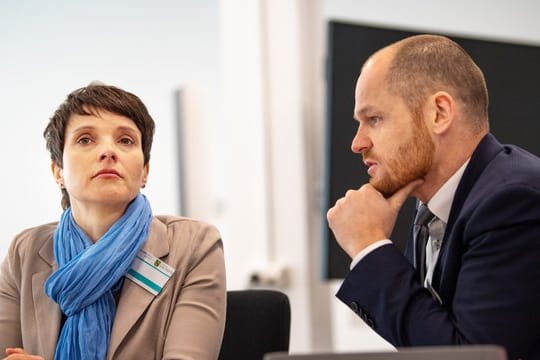Frauke Petry und ihr Anwalt Carsten Brunzel sitzen vor Beginn der Verhandlung im Gerichtssaal.