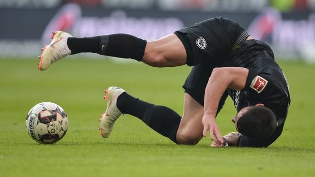 Frankfurts Filip Kostic geht nach einem Zweikampf zu Boden.