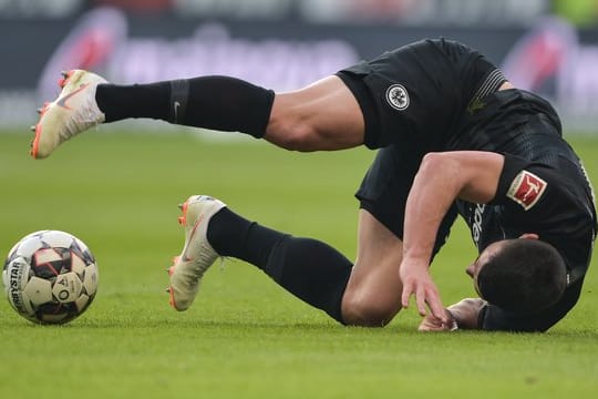Frankfurts Filip Kostic geht nach einem Zweikampf zu Boden.