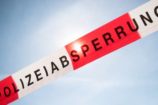 Absperrband der Polizei: Der Verdächtige soll am Montag einem Haftrichter vorgeführt werden. (Symbolfoto)