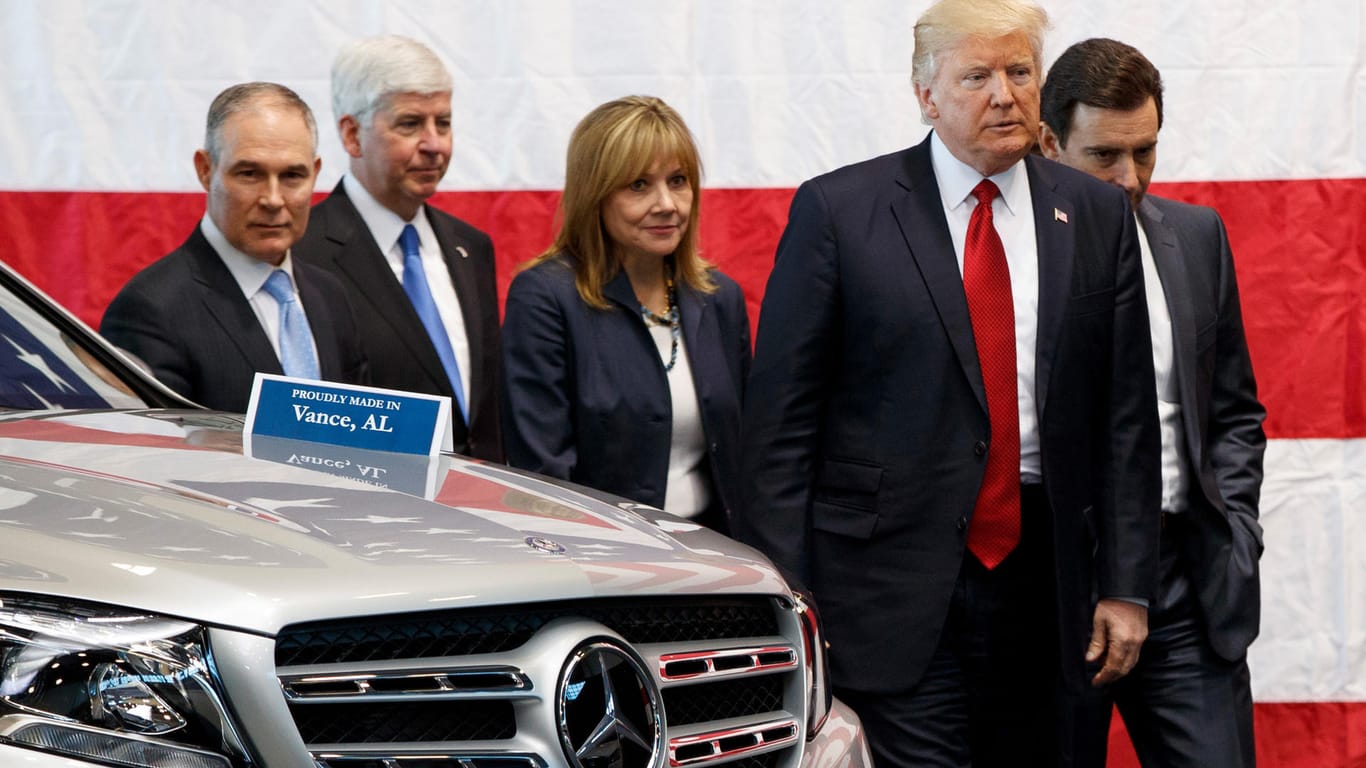 US-Präsident Donald Trump (2.v.r.) mit Entourage und einem deutschen Premiumauto: In den kommenden 90 Tagen will Trump über Sonderzölle entscheiden.