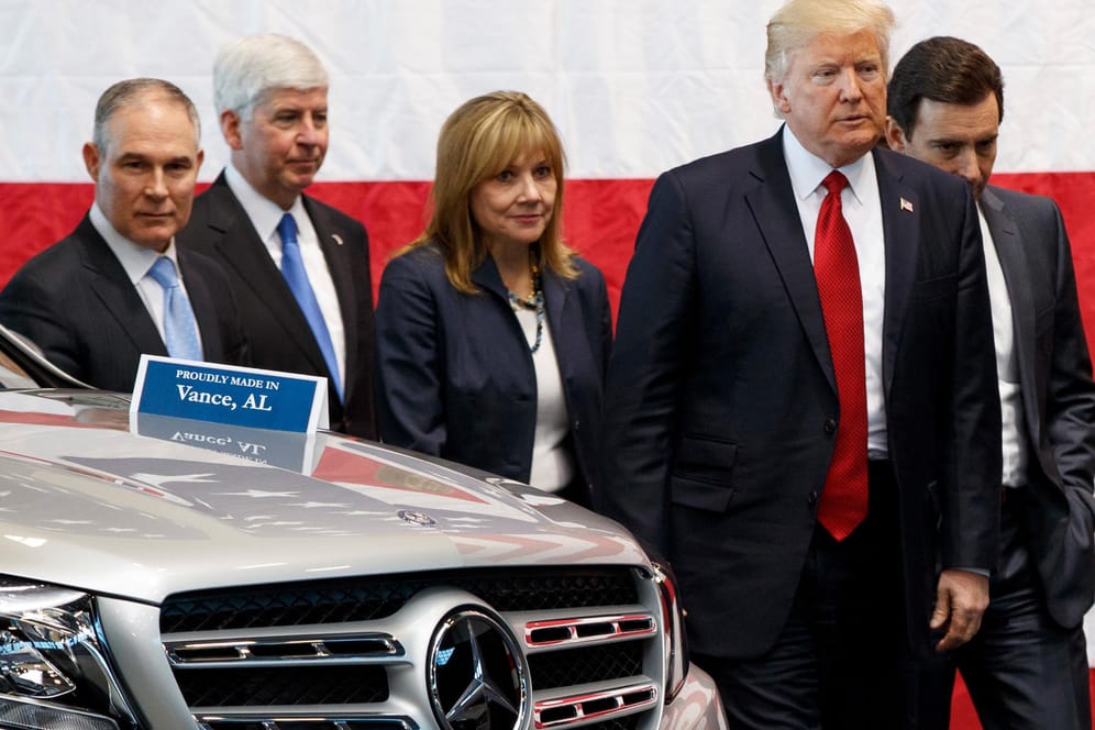 US-Präsident Donald Trump (2.v.r.) mit Entourage und einem deutschen Premiumauto: In den kommenden 90 Tagen will Trump über Sonderzölle entscheiden.