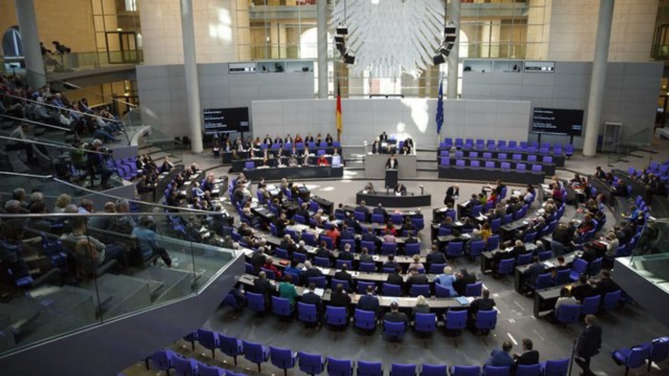 Abgeordnete nehmen an einer Sitzung des Bundestages teil.