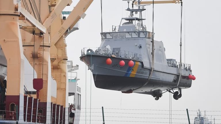 Ein Küstenschutzboot für Saudi-Arabien wird auf ein Transportschiff verladen: Die Bundesregierung hatte alle Rüstungsexporte in das Königreich gestoppt.