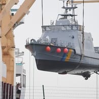 Ein Küstenschutzboot für Saudi-Arabien wird auf ein Transportschiff verladen: Die Bundesregierung hatte alle Rüstungsexporte in das Königreich gestoppt.