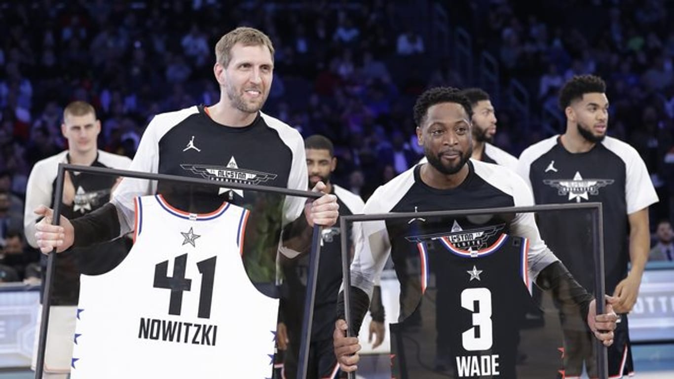 Dirk Nowitzki (l) und Dwayne Wade wurden beim All-Star-Spiel geehrt.