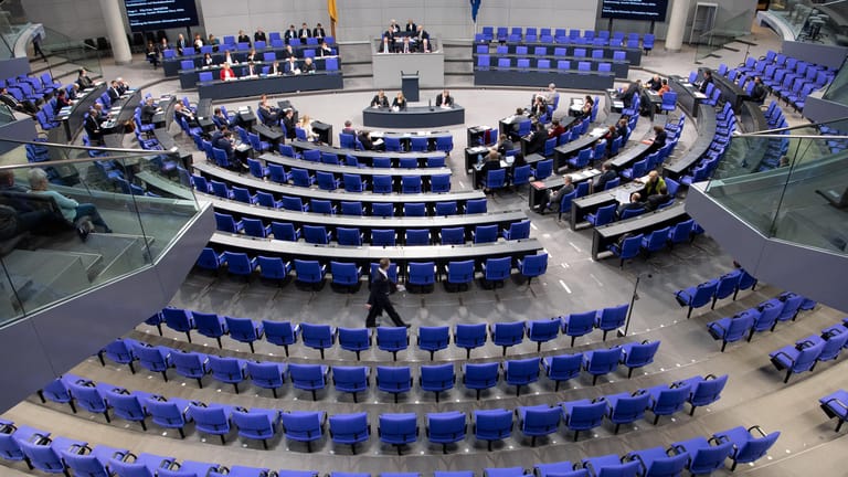 Der Plenarsaal des Bundestags: Nach vorläufigen Zahlen steigen die Bezüge der Abgeordneten um etwa 300 Euro.
